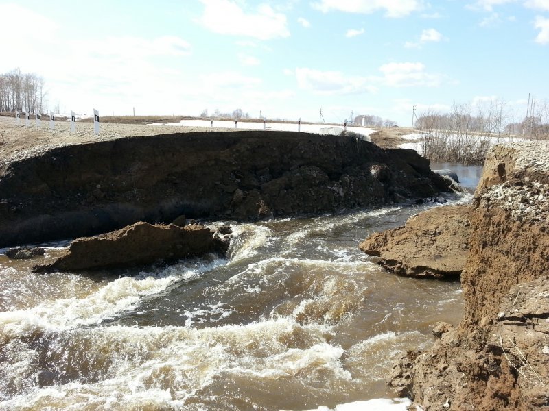 Паводковые воды смыли часть дороги в Новосибирской области